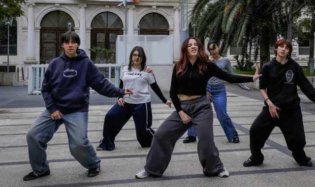 Bari, gruppi che ballano per strada sulle note delle boyband coreane:  il "Kpop in public"